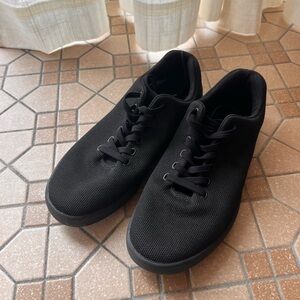 Atoms Model 000 black sneaker - men’s 7 women’s 8.5